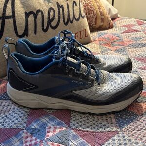 Mens Brooks Navy and Light Gray Athletic Shoes 12.5 EUC